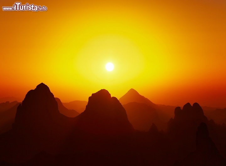 Alba montagne Hoggar, Algeria - Nel cuore del Deserto del Sahara le montagne dell'Hoggar, con cime che sfiorano e in un caso superano i 3000 metri, consentono ai viaggiatori di vivere una esperienza memorabile. Qui si racconta che le albe ed i tramonti siano i più spettacolari del mondo, come anche le notti, quando lontani da ogni forma di civiltà e luci, il cielo si riempie in in modo straordinario di stelle, come forse non si possono vedere in altra parte del mondo!

Purtroppo l'Algeria sta vivendo da circa 25 anni un dramma interno, con una guerra civile che è costata oltre 100.000 morti e il recente riacuirsi di episodi di terrorismo hanno penalizzato nuovamente i viaggi in questo splendido paese, il più vasto dell'Africa.

Se volte aggiornarvi sulla situazione  in Algeria: Viaggiate Sicuri in Algeria

© Pichugin Dmitry / Shutterstock.com