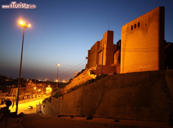 Cittadella di Erbil in Kurdistan, Iraq - La Cittadella di Arbil (o Erbil) contende a Damasco il titolo di città abita per più tempo dall'antichità ad oggi, dato che i primi documenti storici ufficiali risalgono al 2.100 avanti Cristo, ma ci sono indizi archeologici che indicano come il sito fosse abitato addiritura  forse ben 7.000 anni fa. Si trova nel nord dell'Iraq, nel Kurdistan, di cui è la capitale, e la città vanta una popolazione di 1,3 milioni di abitanti. La Cittadella, dalle dimensioni di 430 e 340 metri, si erge nel centro geometrico di Arbil, alzandosi su di una collina murata, alta circa 25-30 metri rispetto al piano della città.

© Sadik Gulec / Shutterstock.com