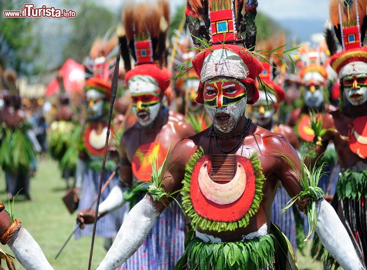 Una tribù di etnia Goroka, in Papua Nuova Guinea - Questa nazione che si sviluppa nella parte orientale dell'isola della Nuova Guinea, è un vero paradiso per gli appassionati di Etnologia ed Antropologia: pensate che il 10% delle lingue parlate al mondo vive in questo piccolo territorio! Sono infatti ben 850 le lingue locali in maggior parte legate ad etnie di tipo papuano.

A queste diversità etnografiche corrisponde però anche una scarsa organizzazione statale, e le condizioni economiche precarie della Papua Nuova Guinea rendono i viaggi decisamente sconsigliati, per problemi di sicurezza.

Viaggiare Sicuri in Papua Nuova Guinea

© isaxar / Shutterstock.com 