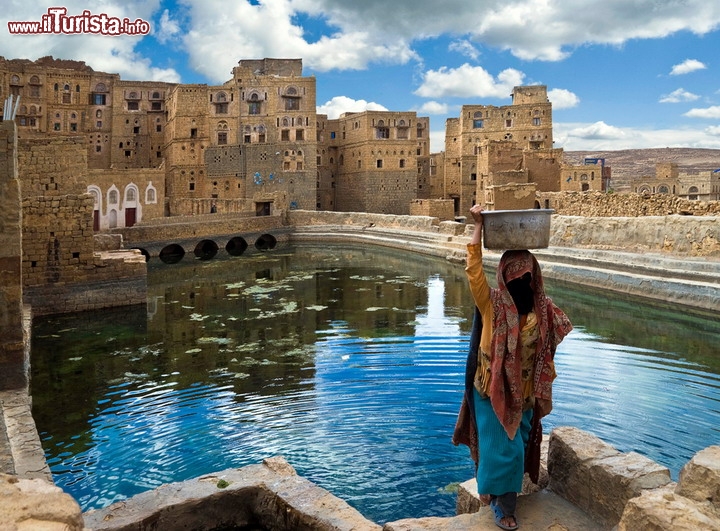 Fontana pubblica di Tula (Thila) Yemen - Il villaggio di Tula si trova a nord-est della capitale San'a e come ogni paese di montagna in questa nazione desertica, l'acqua è uno dei beni primari. Questa cisterna diventa quindi il fulcro della vita del villaggio, dando spunto a delle incredibili foto come questa.

Lo Yemen fino a circa una ventina di anni fa era un vero paradiso per viaggiatori. Le sue montagne ricche di villaggi arroccati come presepi, il popolo diviso in tribù, tutte ospitali e di grande fascino, e la grande magia del deserto, rendevano questa meta una delle più attraenti di tutto il medio oriente. Ma poi il degrado progressivo, prima la pratica dei rapimenti di turisti per riscatto, sempre più  di moda tra le varie tribù, uniti ai problemi di terrorismo dopo gli accadimenti dell'11 settembre 2001 hanno di fatto ucciso il turismo nello Yemen.

Per essere informati sugli ultimi sviluppi della situazione nello Yemen, ecco il link da seguire: Yemen viaggiare sicuri. © dinosmichail / Shutterstock.com
