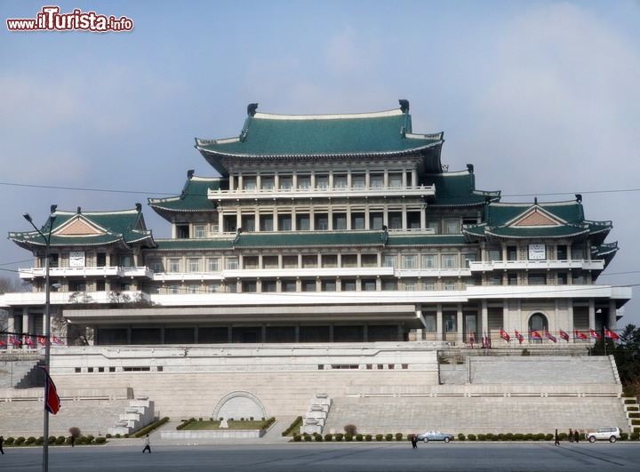 La Grande Biblioteca del Popolo di Pyongyang, Corea del Nord - nella piazza Kim Il -sung a Pyongyang, con 75.000 metri quadri una delle più vaste del mondo (30a posizione), svetta questo imponete edificio, costrito nel 1982 per festeggiare il 70 compleanno del cosidetto "Grande Leader" il dittatore Kim Il -sung. Con una superficie di oltre 100.000 metri quadrati, suddivisi in oltre 600 stanze, la biblioteca potrebbe contenere fino a 30 milioni di libri, anche se in realtà ne ospita poco meno di 11 mila. Ci sono però tantissimi computer, tutti collegati alla rete Intranet Coreana, chiamata Kwangmyong, che ovviamente è completamente svincolata da internet.

Viaggiare in Corea del Nord è possibile, e non presenta grandi problemi a meno che non abbiate intenzione di fotografare in modo selvaggio, cosa non gradita dal regime. Però gli umori del nuovo giovane presidente, Kim Jong-un, possono fare precipitare la situazione, coem è accaduto nella primavera 2013, quando per un certo periodo la Nord Corea aveva minacciato di lanciare un attacco nucleare ai "fratelli" della Corea del Sud ed agli stessi Stati Uniti d'America. Con questi presupposti un viaggio in Corea del Nord è sempre subordinato alla situazione geopolitica contingente.

Cliccate qui per rimanere aggiornati e Viaggiare sicuri nella Corea del Nord

© Maxim Tupikov / Shutterstock.com