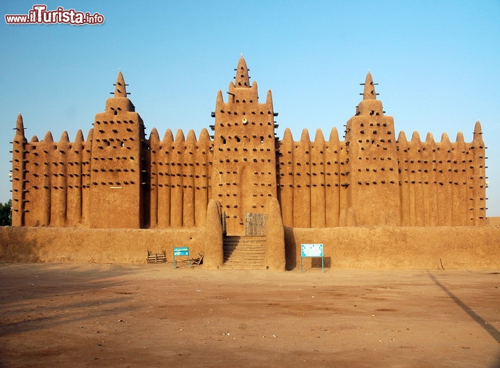 La Moschea di fango di Djenné, in Mali - Djenné è una parola che pronunciata nel Mali significa fango, e questo nome apprare decisamente appropriato quando di contempla la Grande Moschea: di antichissime origini è il più grande edificio al mondo  costruito con i mattoni di fango (chiamati adobe) anche se l'ultima versione risale al 1907 quando venne fatta ricostruire dopo che il conquistatore Amadou Lobbo l'aveva fatta demolire qualche decennio prima. In realtà ogni anno, dopo le piogge, la Grande Moschea ha bisogno di grandi lavori di ristrutturazione!

Ci troviamo nel Sahara, e purtroppo in una regione che negli ultimi anni ha visto operare gruppi terroristici islamisti, che hanno reso questi territori troppo rischiosi per i viaggiatori. Mete come Timbuctù e la stessa capitale Bamako sono considerate troppo  pericolosi e la Farnesina consiglia attualmente di evitare ogni tipo di viaggi nel Mali.

Questo è comunque il link per Viaggiare Sicuri in Mali

© trevor kittelty / Shutterstock.com