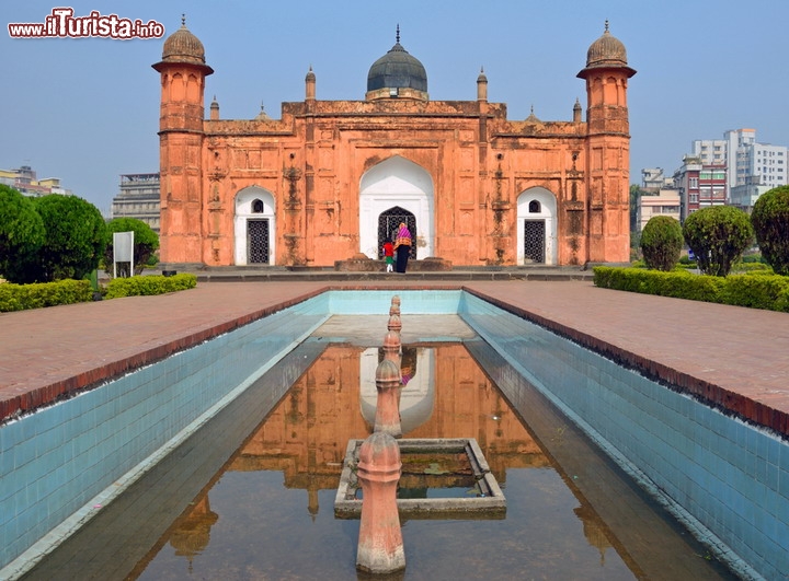 Lalbagh Fort a Dhaka, in Bangladesh -Presso la città di Dhaka, nel centro del Bangladesh, lungo il corso del fiume Buriganga, troviamo le rovine del Forte di Lalbagh, un complesso architettonico risalente alla fine del 17° secolo, che però non fu mai completato. per la sua bellezza è stato inserito nella Tentative List dell'Unesco, e potrebbe quindi diventare uno dei primi patrimoni dell'Umanità del Bangladesh.

La nazione del delta del Gange, una volta conosciuta come Pakistan orientale,  soffre oggi di vari problemi strutturali, causati da una forte povertà ed un territorio difficile, soggetto ad alluvioni e cicloni tropicali, con frequenti emergenze di tipo umanitario. Se si uniscono i problemi sociali, non sorprende il fatto che la Farnesina sconsigla i viaggi in questo stato, se non strettamente necessari.

Viaggiare Sicuri in Bangladesh

© suronin / Shutterstock.com