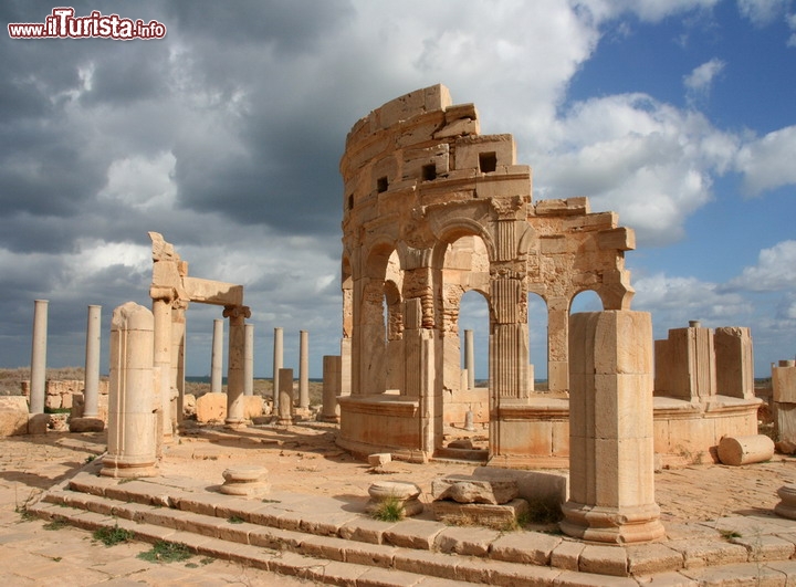 Le rovine del mercato romano di Leptis Magna, Libia - Sulle coste del Mediterraneo, circa 130 km ad est della capitale Tripoli, sorge forse una delle città romane più belle e meglio conservate: Leptis magna è un Patrimonio dell'Umanità dell'UNESCO, che affascinava ogni anno migliaia di turisti. Ora il turismo in Libia è stato di fatto azzerato, e queste rovine magnifiche, in posizione suggestiva a fianco del mare, son ovisitate unicamente dal vento e dalla polvere. Da non perdere i lgrande Teatro e la zona del mercato, raffiugarata in questa foto.

© tourdottk / Shutterstock.com