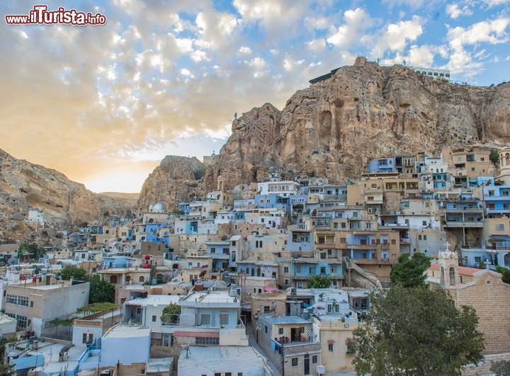 Il villaggio di Maaloula in Siria - Si tratta di un piccolo villaggio cristiano nel Rif Dimashq, ed è uno dei luoghi più affascinanti del pianeta. Ricco di edifici religiosi e arroccato sulle pendici dei monti Al Qalamoun, è considerato un luogo sacro anche dalle comunità musulmane. Solo il fatto che qui si parla ancora aramaico, come ai tempi di Gesù Cristo, rende la visita quasi un viaggio nel tempo.

Particolare anche il colore azzurro di molte case, che non è certo riferito a i Puffi, ma si tratta di un segno distintivo, lasciato dai fedeli sui muri della loro abitazione, a testimonianza del pellegrinaggio compiuto nei luoghi cristiani di Gerusalemme. © Anton_Ivanov / Shutterstock.com