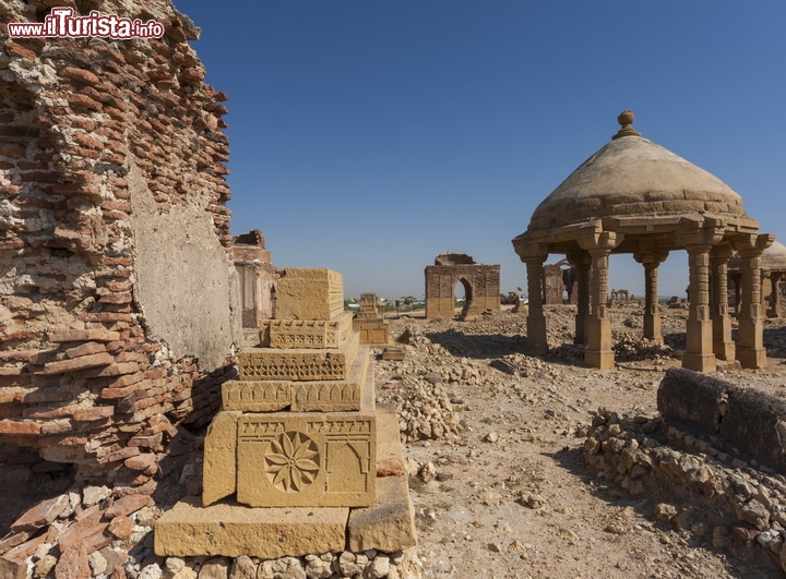Necropoli di Makli Hill in Pakistan  - Si tratta della piu grande necropoli del mondo che si trova nel Pakistan meridionale, ad un centinaio di km ad est della grande città di Karachi, nei sobborghi di Thatta, e che è inserita tra i patrimoni Unesco dal 1981. Il sito dal diametro di circa 8 km, ospita oltre 125.000 luoghi di sepoltura, utilizzati dal medio evo fino al 18 secolo circa, con tombe di importanti santi Sufiti. Oltre che essere un luogo turistico, attira ogni anno tantissimi fedeli.

La situazione in Pakistan resente però dei problemi legati al terrorismo internazionale  e attualmente si tratta di una meta che presenta qualche rischio, seppur si possa ancora viaggiare, con molta attenzione. Secondo la Farnesina il rischio sequestri rimane molto elevato come quello degli attentati terroristici, e chi si reca in Pakistan lo fa assumendosi tutte le responabilità del caso.

Qui trovate tutte le informazioni sulla situazione della Sicurezza in Pakistan 

© Ghulam Rasool / Shutterstock.com
