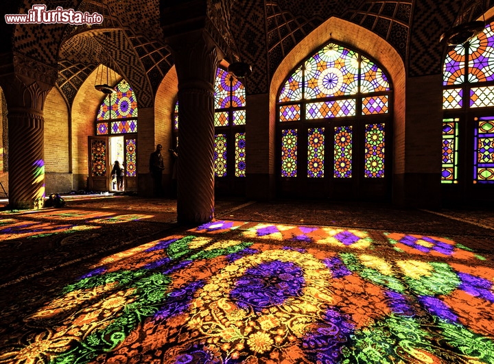 Moschea Nasir al Mulk a Shiraz, in Iran  - Si tratta di una moschea particolarmente fotogenica, grazie alle sue spettacolari vetrate che inondano di una calda luce gli interni. E' una delle attrazioni di Shiraz, una bella città del centro sud dell'Iran, la quinta per numeri di abitanti della nazione persiana.

© Ko.Yo / Shutterstock.com