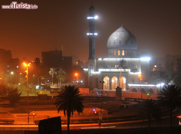 Moschea del 14° del Ramadan a Baghdad, Iraq - Questo edificio Sunnita divenne famoso perchè fece da sfondo alla caduta della Statua di Saddam Hussein, che si trovava nell'adiacente piazza di Al Firdos, in centro a Baghdag. Le ceramiche azzurre che rivestono la grande cupola fanno la gioia dei fotografi, anche se questa moschera è stata bersagliata più volte da attentati terroristici ed è quindi un meta di viaggio piuttosto a rischio.

La situazione dell'Iraq, in questi anni, è molto dinamica, ed anche se la sicurezza a Baghdag e dintorni è migliorata, è decisamente ancora presto  per consigliare dei viaggi in queste zone.

Per rimanere informati e: Viaggiare Sicuri in In Iraq

© Frontpage / Shutterstock.com