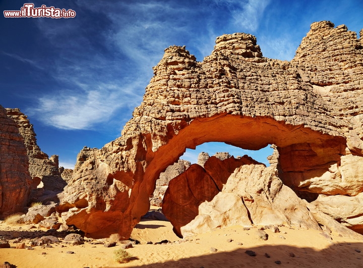 Rocce a Tassili N Ajjer,  Algeria  - Nel deserto del Sahara  algerino, non è da perdere il cosiddetto Altopiano dei Turareg, il Tassili n'Ajjer, posto non lontano con il confine libico, nel sud-est dell'Algeria. Questi luoghi sono resi spettacolari dalle formazioni di arenaria, e per l'abbondanza di incisioni rupestri, con petroglifi che raccontano delle scene di caccia nel Sahara, quando era ancora ricoperto di praterie e savane. In ogni caso qualche pianta vive ancora tra queste lande desolate, come il cipresso e il mirto sahariano, che rendono questo luogo davvero unico e dal sapore antico.

© Pichugin Dmitry / Shutterstock.com