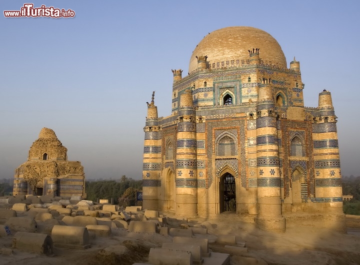 Shrine of Bibi Jawindi, Uch Sharif in Pakistan - In questo caso ci troviamo nel Pakistan orientale, dove tra i vari mausolei della località di Uch Sarif spicca quella di Bibi jawindi, un vero capolavoro architettonico risalente  alla fine del 15° secolo, il luogo di sepoltura della nipote del santo sufita Makhdoom Jahaniyan Jahangasht. Sia gli interni che gli esterni sono ricamente decorati e con largo utilizzo di ceramiche bianche e blu. Il monumento è in attesa di essere inserito tra i Patrimoni dell'UNESCO.

© image bird / Shutterstock.com