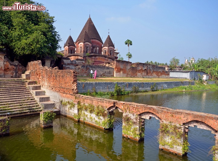 Tempio di Pancharatna Govinda a Putia, in Bangladesh - Dedicato alla divintà Krishna il tempio si trova nel Bangladesh occidentale, quasi al confine con l'India. la città di Putia contine il numero più alto di tempi di tutta la nazione di cui il Pancharatna Gobinda e il tempio Bhubaneshwar Shiva ne rappresentano gli edifici sacri più importanti, costruiti con terracotta e splendidi bassorilievi ornamentali.

© suronin / Shutterstock.com 