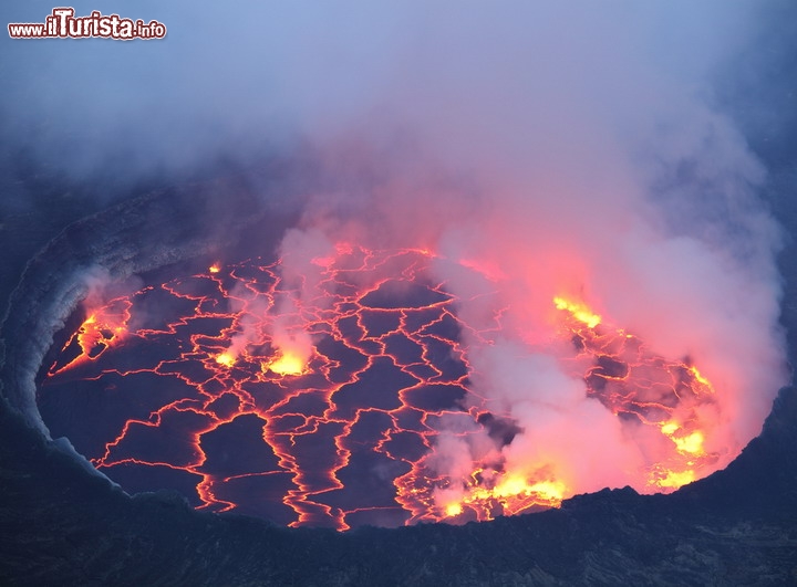 Vulcano Nyiragongo, Repubblica Democratica Congo - Uno dei luoghi più incredibili del pianeta è il lago di lava permanente del Nyragongo, nella parte ovest della Rebubblica democratica del Congo, l'ex Zaire,  dove ogni sera con il buio si può assistere ad uno spettacolo davvero infernale, per quanto suggestivo. Purtroppo la situazione della sicurezza in questa parte del territorio congolese sconsiglia di viaggiare in questa regione, e i turisti che arrivano fin qua, lo fanno a loro rischio e pericolo.

Per rimanere aggiornati sulla situazione nel Congo: Viaggiare Sicuri nella Repubblica Democratica del Congo

© Photovolcanica.com / Shutterstock.com