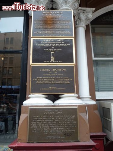 Immagine A fianco dell'ingresso del Chelsea hotel, sono appese diverse targhe che ricordano gli artisti illustri ospitati negli anni