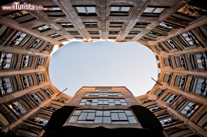 Immagine Cortile interno della Casa Mila a Barcellona - © GiorgioMagini / iStockphoto LP.
