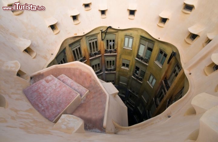 Immagine Il cortile interno della pedrera visto dal tetto - © amit erez / iStockphoto LP.