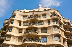 Facciata esterna di Casa Milà a Barcellona - © tamsindove / iStockphoto LP.