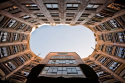 Cortile interno della Casa Mila a Barcellona - © GiorgioMagini / iStockphoto LP.