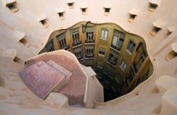 Il cortile interno della pedrera visto dal tetto - © amit erez / iStockphoto LP.