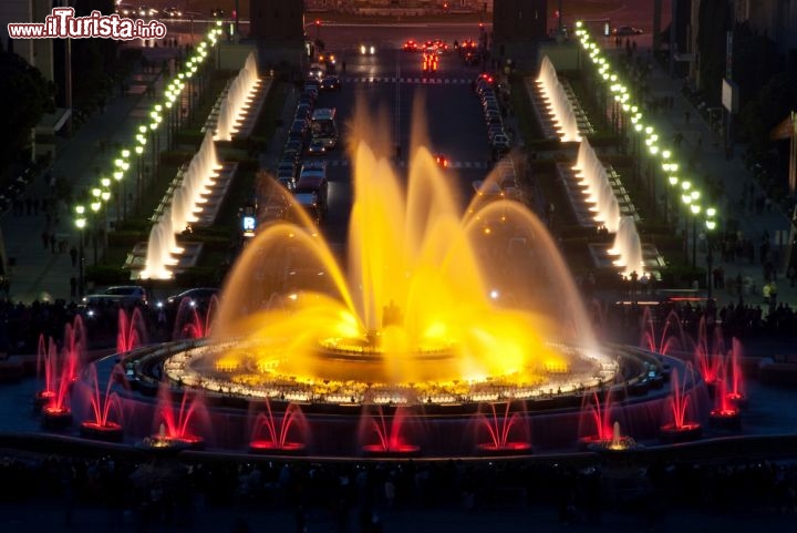 Immagine Fontana Magica al Montjuic di Barcellona Spagna - © Ventura / Shutterstock.com