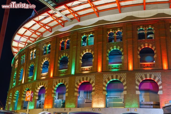 Immagine Las Arenas il centro commerciale ex arena dei tori sul Montjuic a Barcellona - © KarSol/ Shutterstock.com