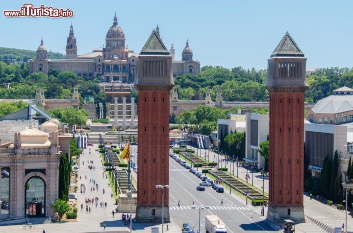 Immagine Montjuic lavia che conduce al Mnac di Barcellona Spagna - © Nanisimova / Shutterstock.com