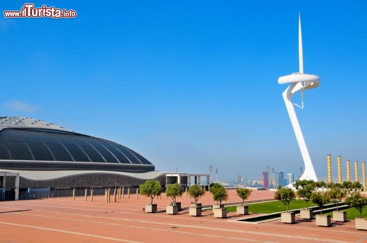 Immagine Palau Sant Jordi Arena e antenna comunicazioni sul Montjuic a Barcellona - © nito / Shutterstock.com