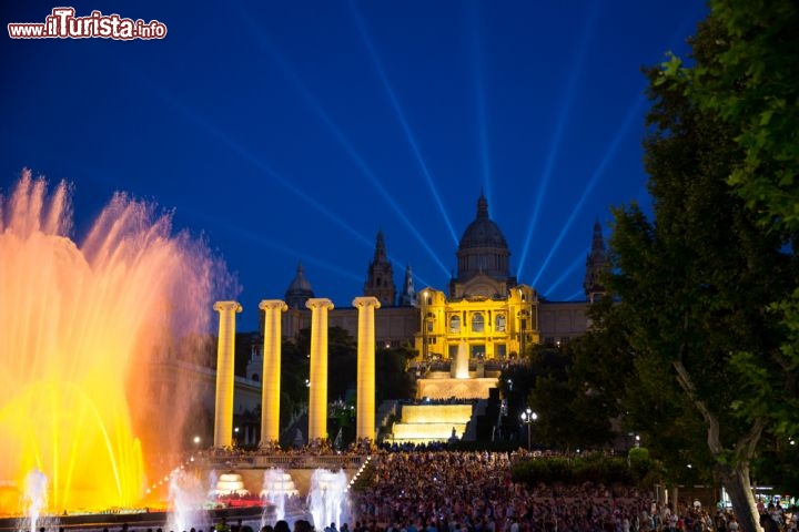 Immagine Piazza con Fontana davanti al Mnac Montjuic Barcellona Spagna - © Nomad_Soul / Shutterstock.com