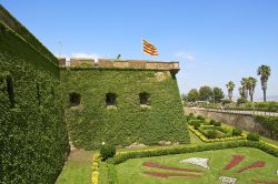 Il forte e giardini sul Montjuic a Barcellona Catalogna Spagna - © ksl / Shutterstock.com