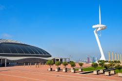 Palau Sant Jordi Arena e antenna comunicazioni sul Montjuic a Barcellona - © nito / Shutterstock.com 