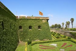 Il forte e giardini sul Montjuic a Barcellona ...