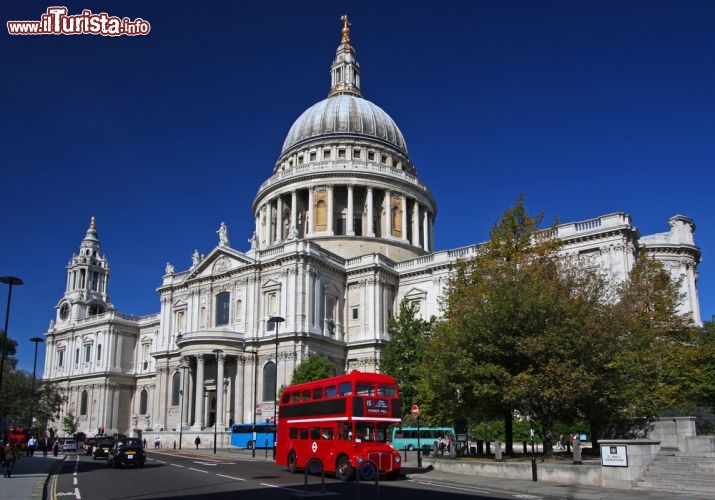 Immagine Autobus a due piani davanti alla St Paul s Cathedral a Londra - © Dan Breckwoldt / Shutterstock.com