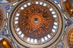 Interno della grande cupola della Saint Paul s Cathedral Londra - © Luciano Mortula
/ Shutterstock.com