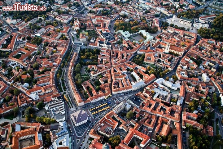 Centro storico barocco di Vilnius, Patrimonio Unesco della Lituania, come si può ammirare con la mongolfiera  - Foto G.Leskevicius