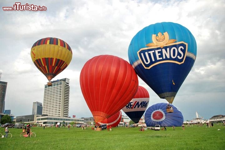 Mongolfiere a decollo dal centro di Vilnius Lituania - Foto G.Leskevicius