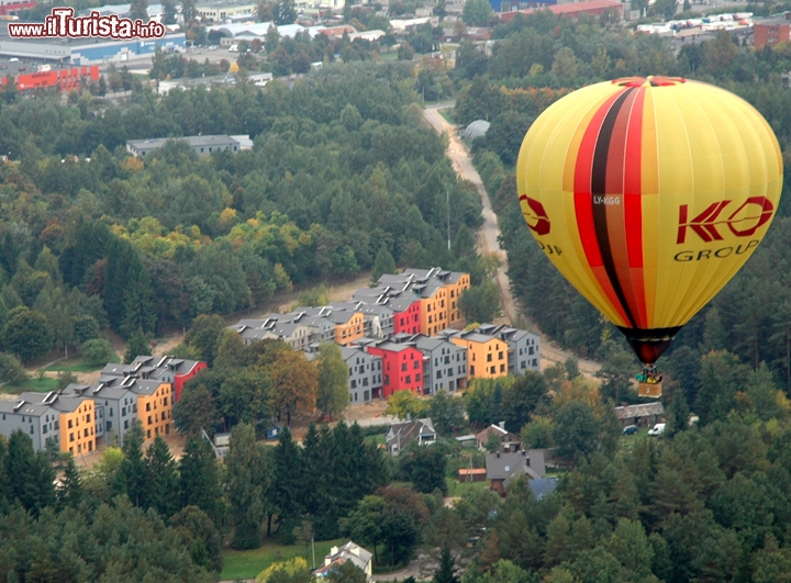 Case colorate e mongolfiera nei dintorni di Vilnius