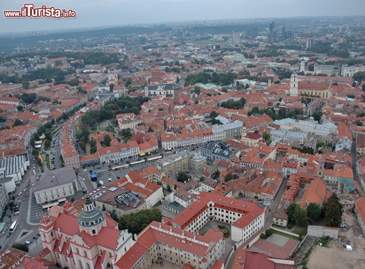 Centro storico di Vilnius (Lituania) visto dal punto privilegiato della mongolfiera
