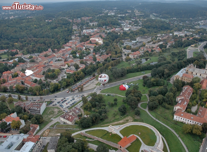 Decollati da Vilnius, altre mongolfiere si preparano a seguirci
