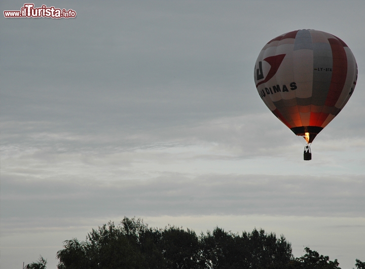 Decollo al tramonto del tour mongolfiera sopra a Vilnius. in genere i voli vengono effettuati nelle prime ore del mattino o alla sera, quando le termiche meno intense consenton oun volo più tranquillo, e la luce radente permette di fotografare meglio il panorama.