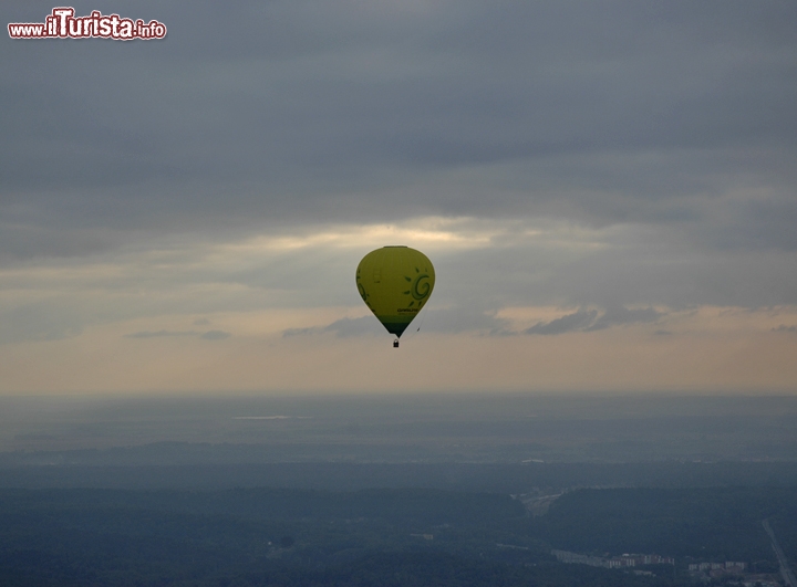 Mongolfiera al tramonto sopra a Vilnius