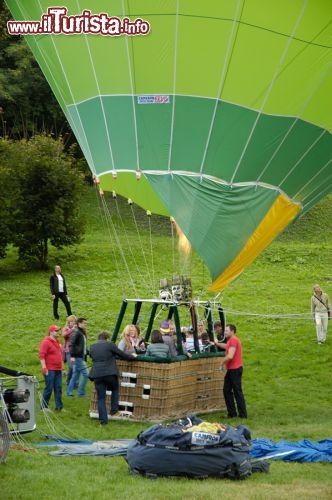 Una volta raddrizzata la mongolfiera si  è pronti al decollo