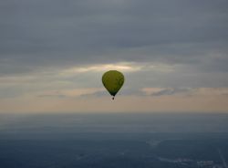 Mongolfiera al tramonto sopra a Vilnius