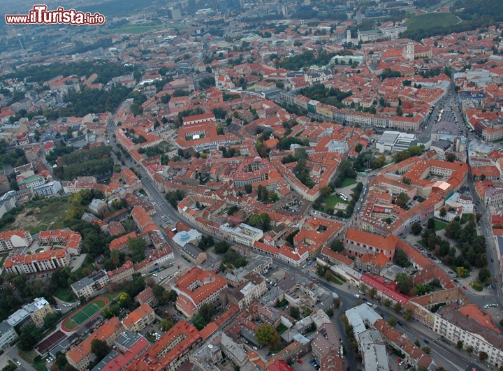 Vilnius vista dalla mongolfiera, nell'angolo in alto destra la Torre Gediminas