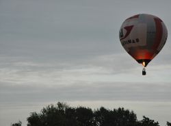 Decollo al tramonto del tour mongolfiera sopra ...