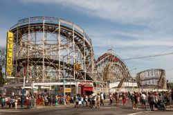 Le storiche montagne russe di Cyclone a Coney ...