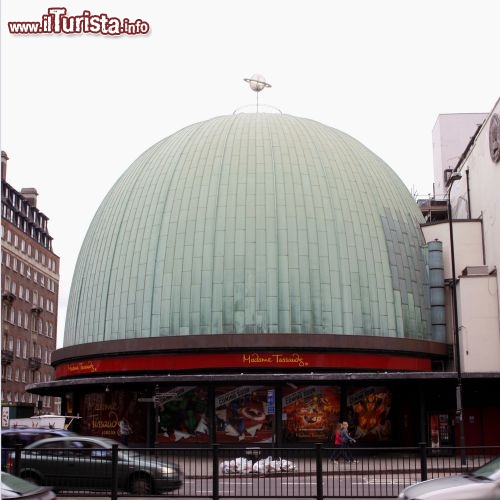 Immagine Lo Stardome del museo delle cere di Madame Tussauds a Londra, dentro all'ex planetario viene proiettato un divertente video a cartone animato, che raffigura le star del momento alla presa con degli alieni. Autore Nick Park, il creatore dei celebri Wallace e Gromit, i personaggi in plastilina animata - © Igor Matic / Shutterstock.com