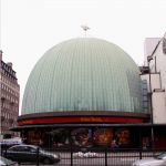 Lo Stardome del museo delle cere di Madame Tussauds a Londra, dentro all'ex planetario viene proiettato un divertente video a cartone animato, che raffigura le star del momento alla presa ...