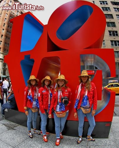 La statua LOVE - si trova tra la 6th Avenue e la 55th strada a New York City - © DONNAVVENTURA® 2013 - Tutti i diritti riservati - All rights reserved