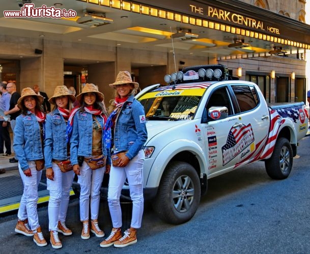Foto di gruppo ragazze Donnavventura - ci trovaimo davanti al The Park Central Hotel a New York City - © DONNAVVENTURA® 2013 - Tutti i diritti riservati - All rights reserved