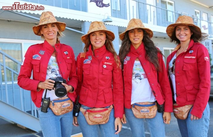 Donnavventura in Arizona - Il team davanti al Canyon Lodge di Seligman il villaggio dove è nata la Route 66 - © DONNAVVENTURA® 2013 - Tutti i diritti riservati - All rights reserved