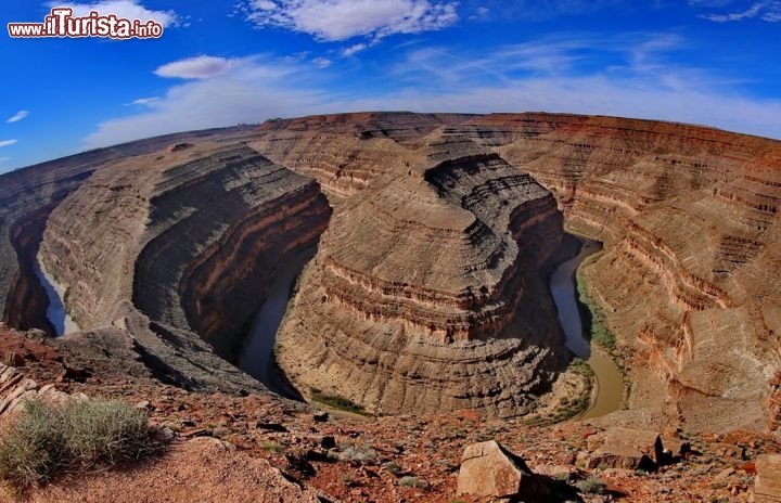 Goosenecks canyon, USA - Veduta del goosenecks canyon, uno straordinario esempio di doppio meandro fossile. Lo spettacolo è molto suggestivo all'alba e tramonto, quando la luce radente illumina in modo perfetto le arenarie che possiedono una calda tonalità giallo-rossa - © DONNAVVENTURA® 2013 - Tutti i diritti riservati - All rights reserved